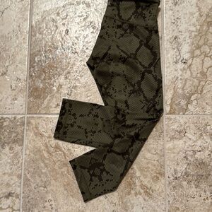 Lululemon Athletica (6) Green Snakeskin Print Stretch Capri Leggings – High Rise